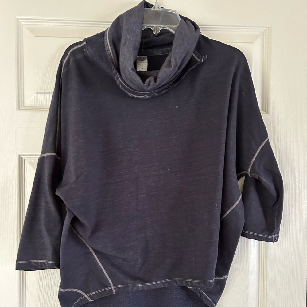 EUC Te Verde Navy Top